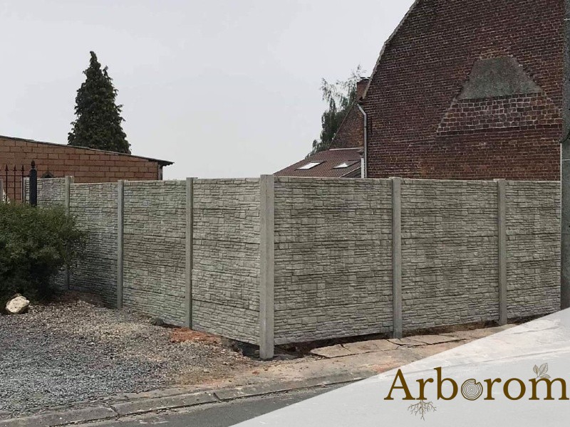 Installation d'une clôture en béton avec motifs relief - Entreprise Arborom