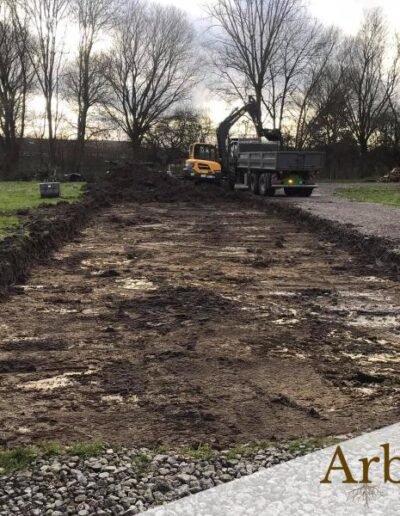 Travail de terrassement à la grue pour chemin