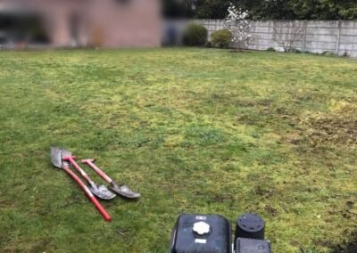 Pose d'un gazon en rouleau - travail du terrain avant