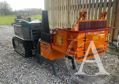 Broyeur de branches sur robot chenillard