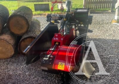 Rogneuse de souches sur robot chenillard